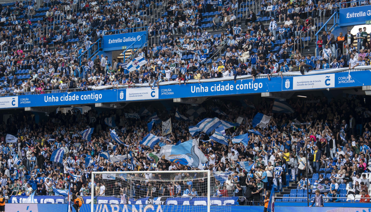 Casi 29.000 espectadores se dieron cita en Riazor para celebrar el Día de las Peñas y el triunfo blanquiazul