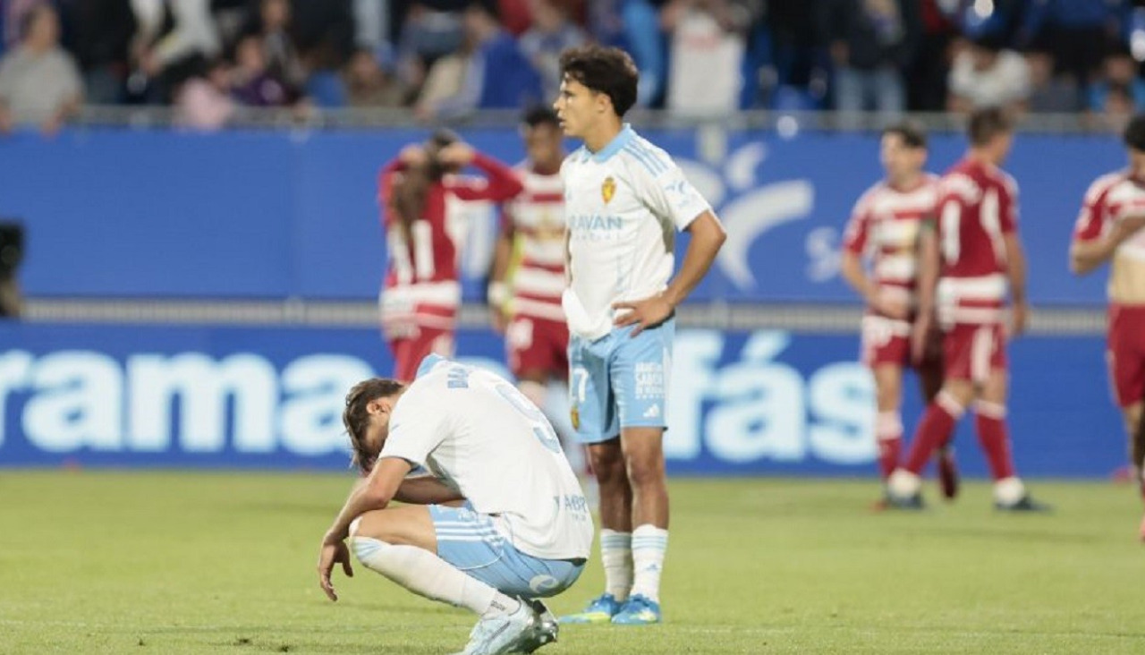 Los jugadores del Zaragoza lamentan el tanto recibido el pasado viernes ante el Granada (0-1)