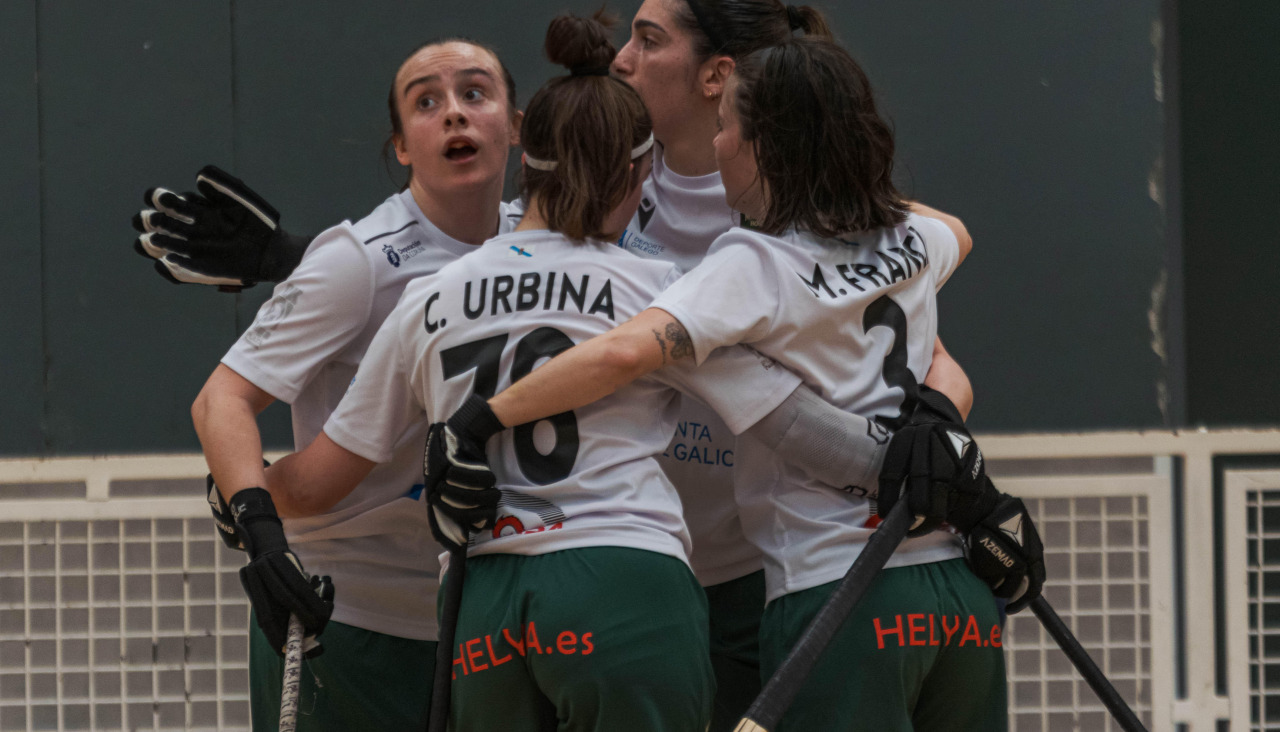 Las jugadoras del Marineda celebran un gol