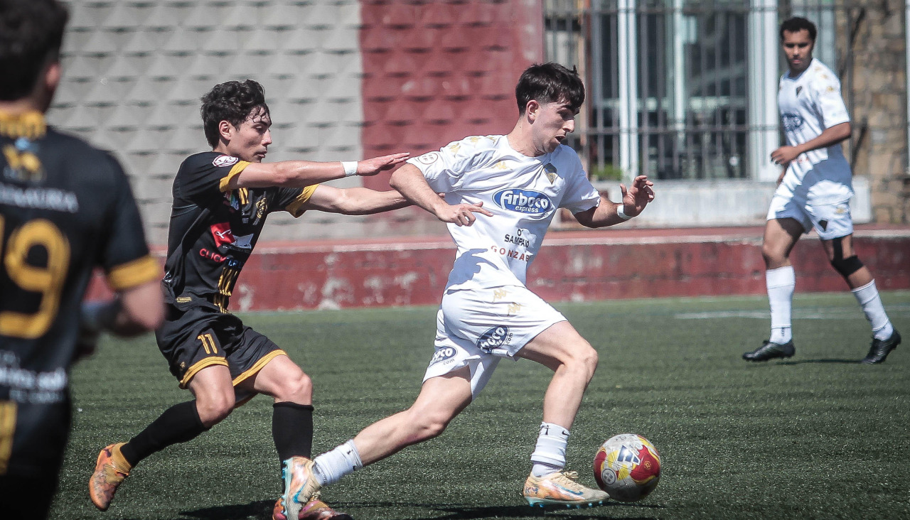 Hugo Baldomar, centrocampista del Silva, durante el duelo de hace quince días ante el BarbadásTemporada 2025/2026Silva - Barbadás 3-1