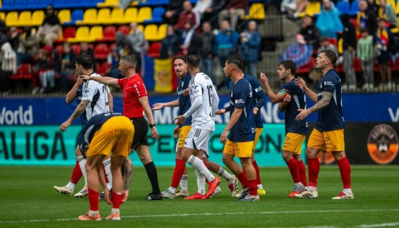 Los jugadores del Andorra protestan al árbitro
