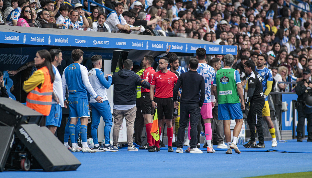 Los jugadores del Dépor esperando la decisión del VAR