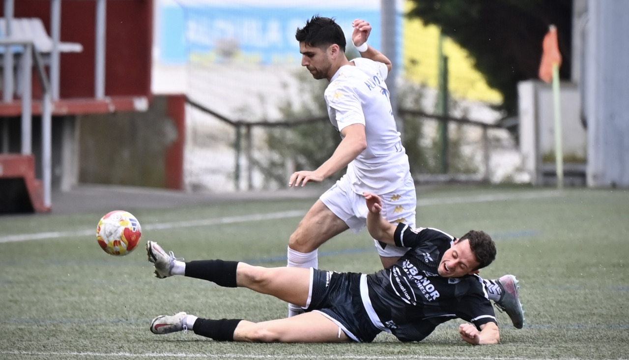 Álvaro Rey, carrilero derecho del Silva, en una acción del partido