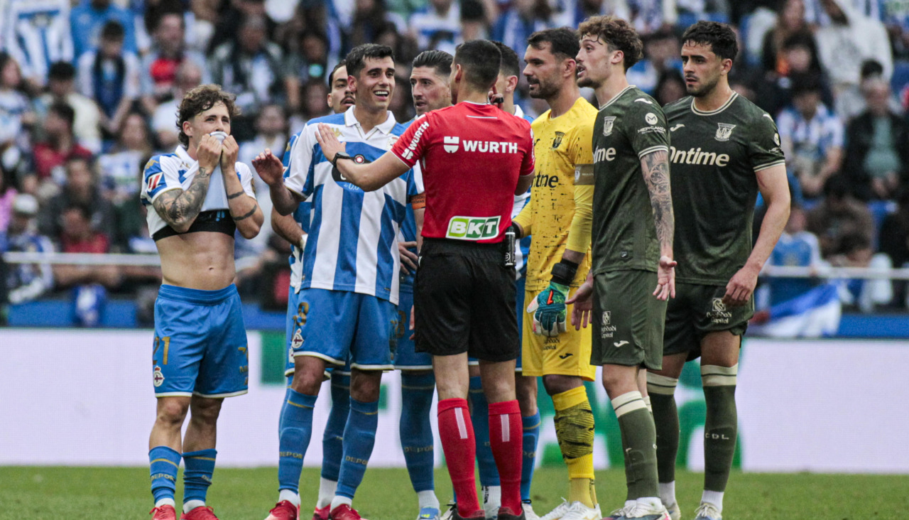 Jugadores del Deportivo y del Leganés protestan al árbitro
