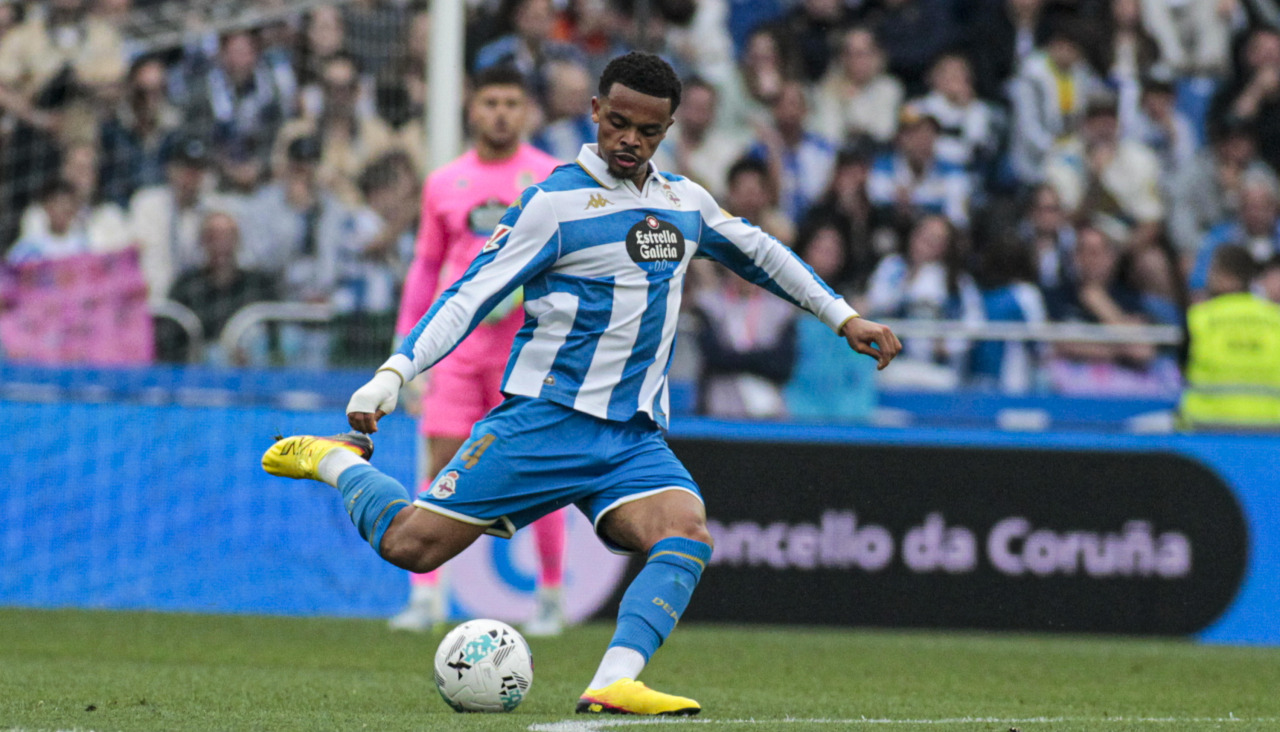 Lucas Noubi ejecuta un pase en el Deportivo-Leganés