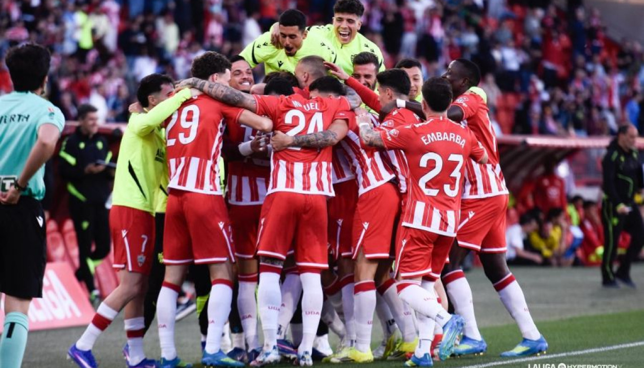 El Almería celebra uno de sus goles contra el Mirandés