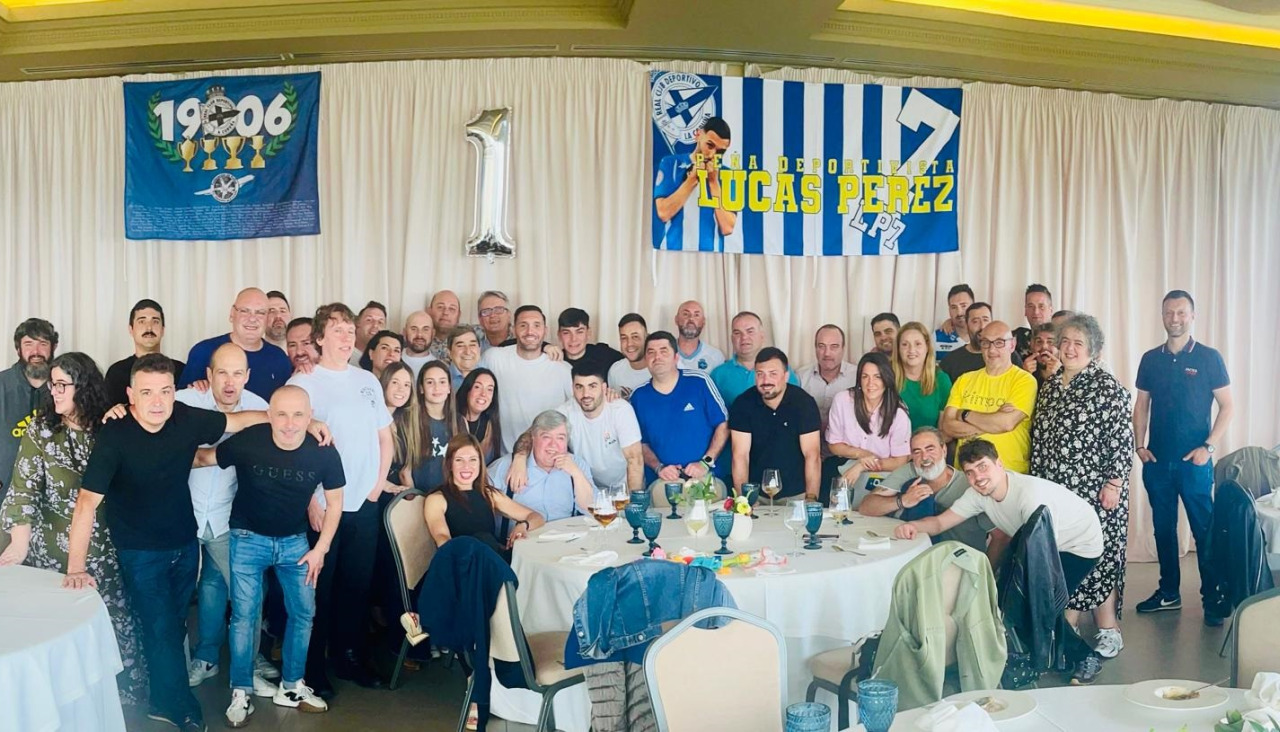 Lucas Pérez, con la peña deportivista que lleva su nombre, en una comida