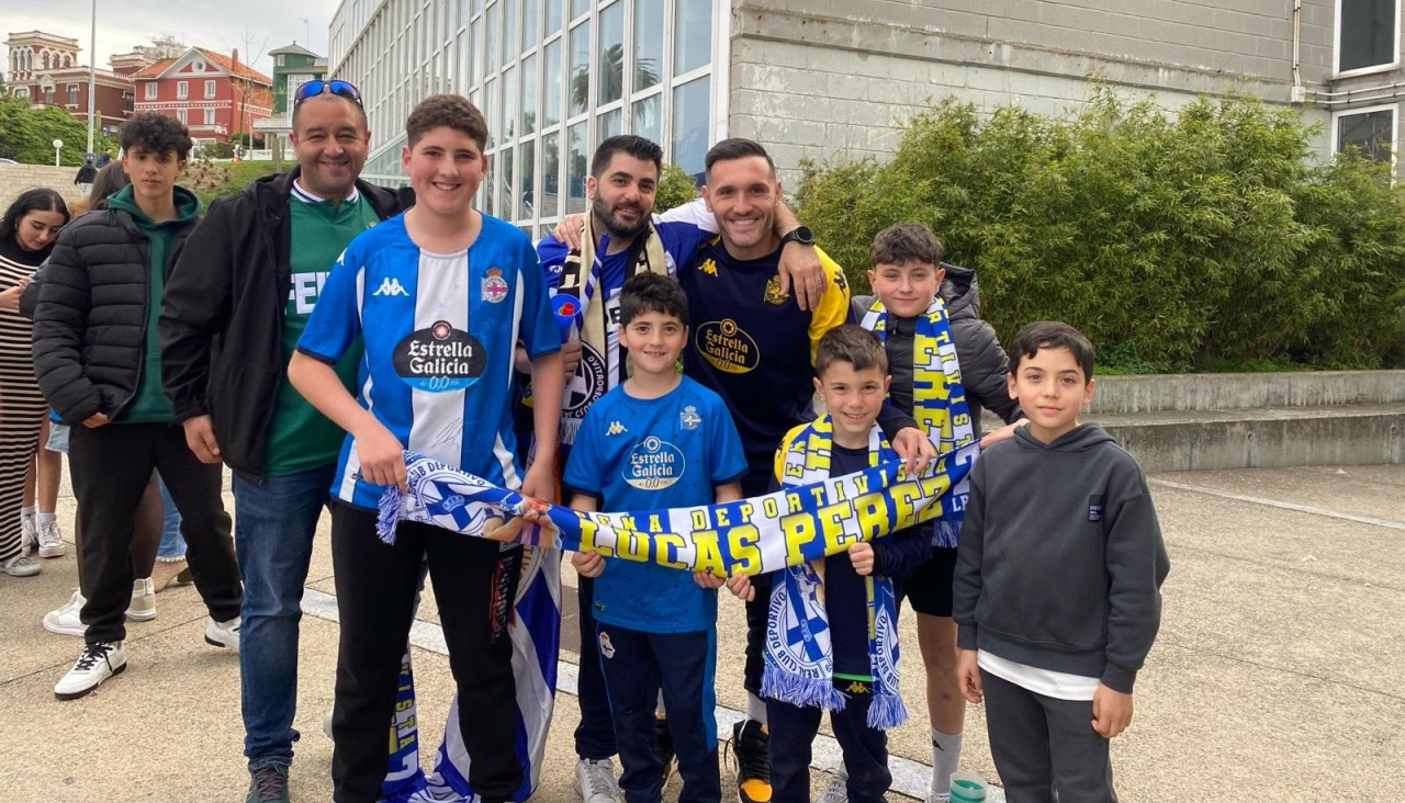 Pablo Martínez, vicepresidente de la peña 'Lucas Pérez', abrazado al jugador hace dos campañas