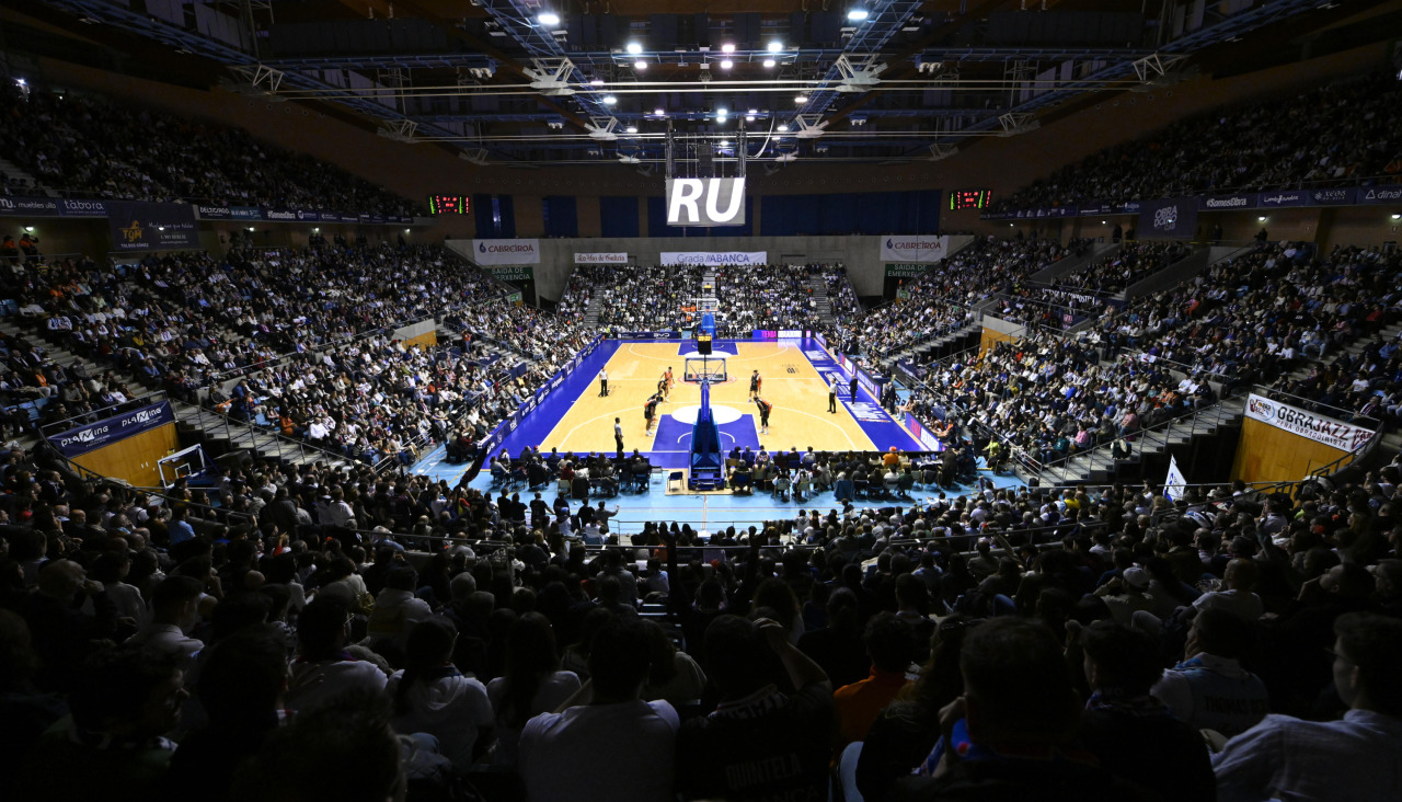 Imagen panorámica del Multiusos Fontes do Sar durante el derbi entre Obradoiro y Básquet Coruña el pasado 28 de diciembre