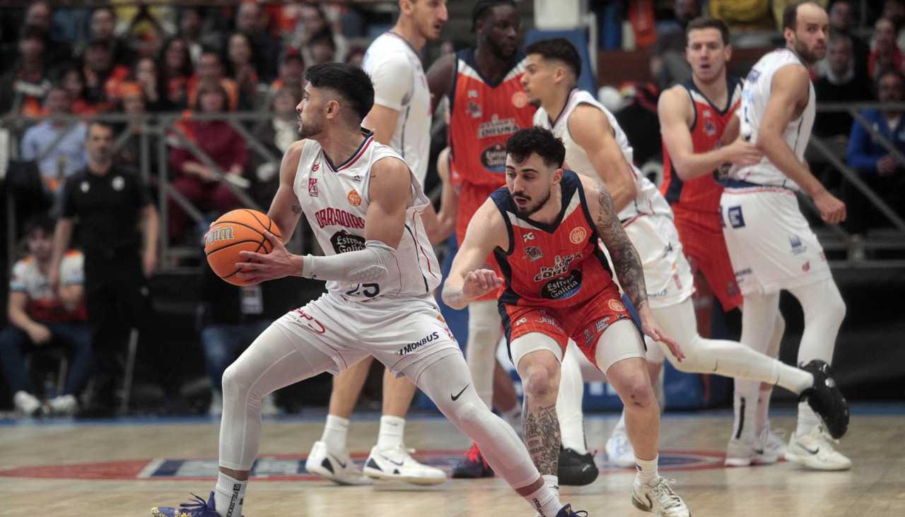 Dídac Cuevas defiende a Sergio Quintela en el Básquet Coruña-Obradoiro d ela segunda vuelta