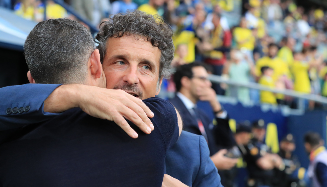 Hidalgo e Idiakez se abrazan antes del partido