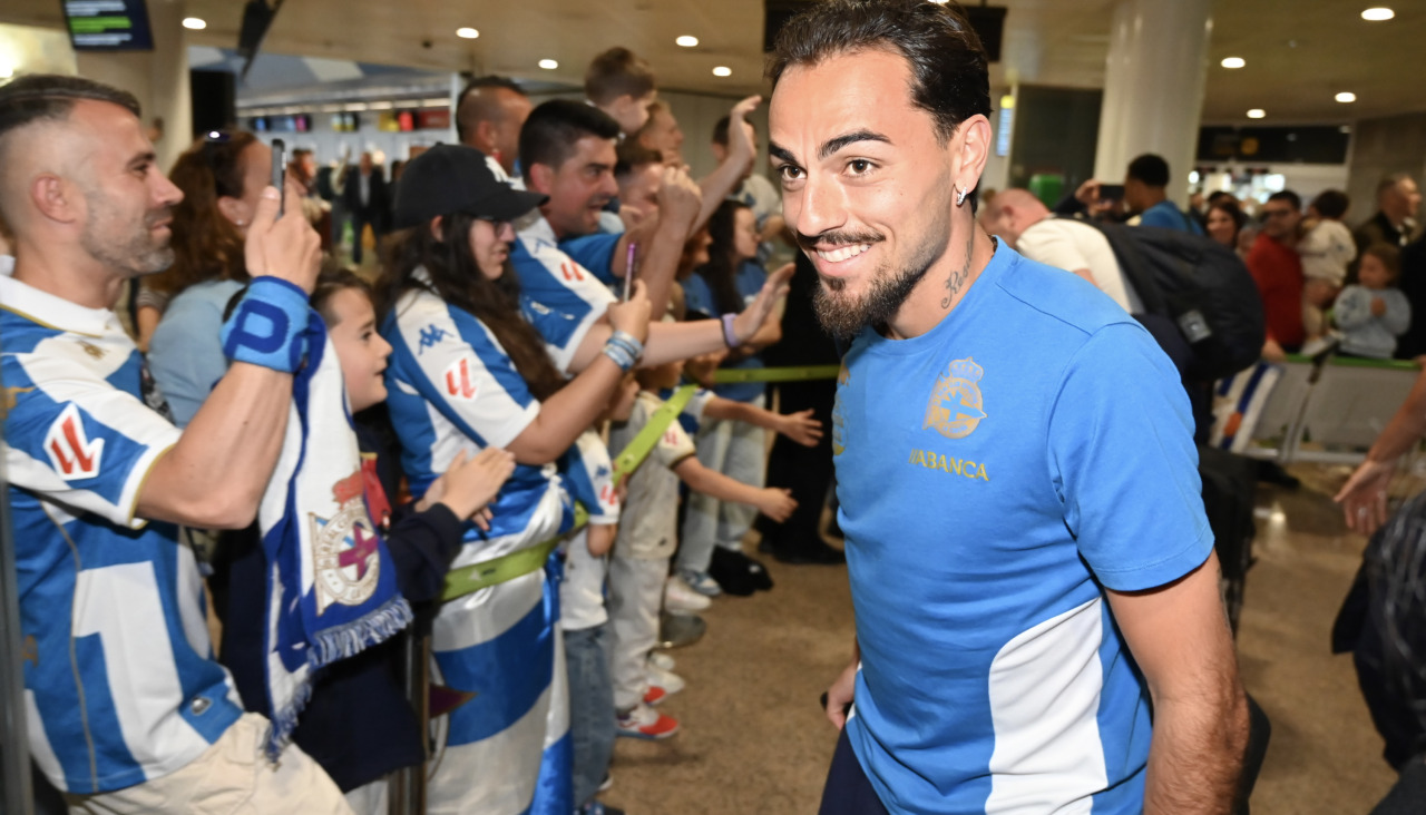 Un centenar de aficionados acudieron al aeropuerto para animar a la plantilla