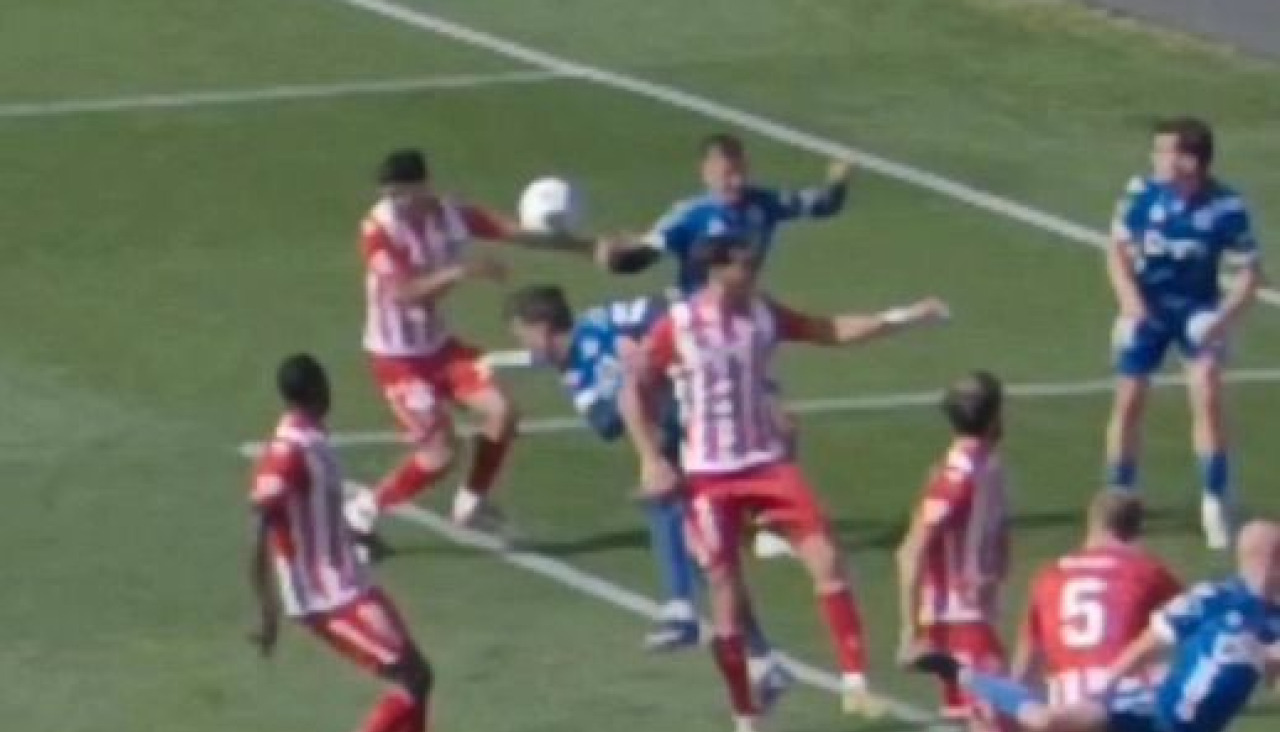 Mano dentro del área en el Burgos-Almería