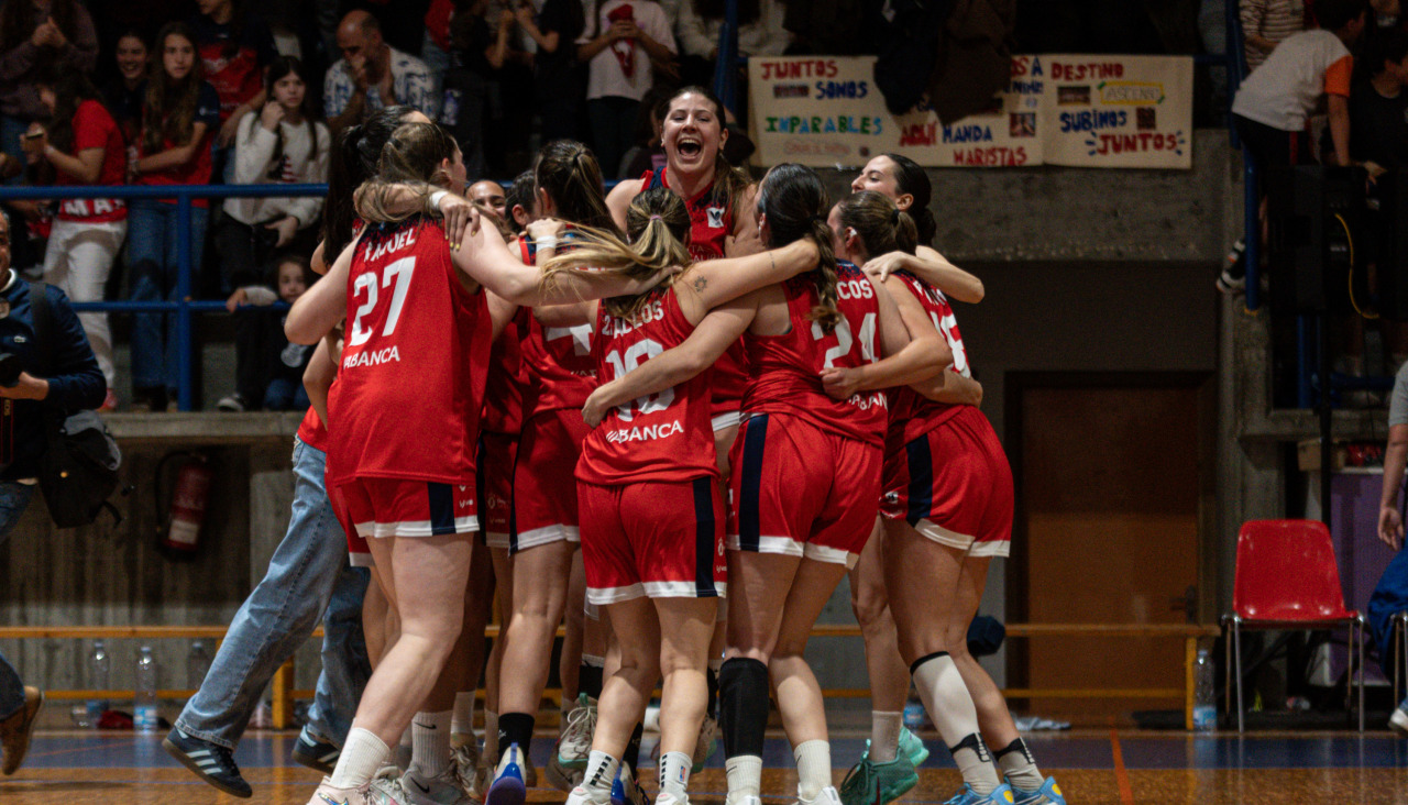 El equipo de Maristas celebra el ascenso sobre la pista