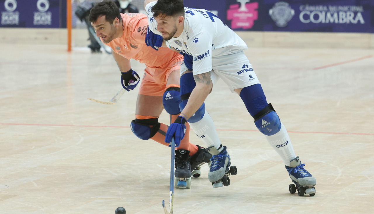 Edu Lamas defiende a Carlitos Ramos en el Porto-Barcelos de las semifinales de la Final a Ocho de la Champions