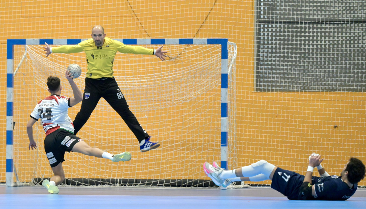 Parada de Mijuskovic en el partido de la primera vuelta disputado por el OAR ante el Puerto Sagunto