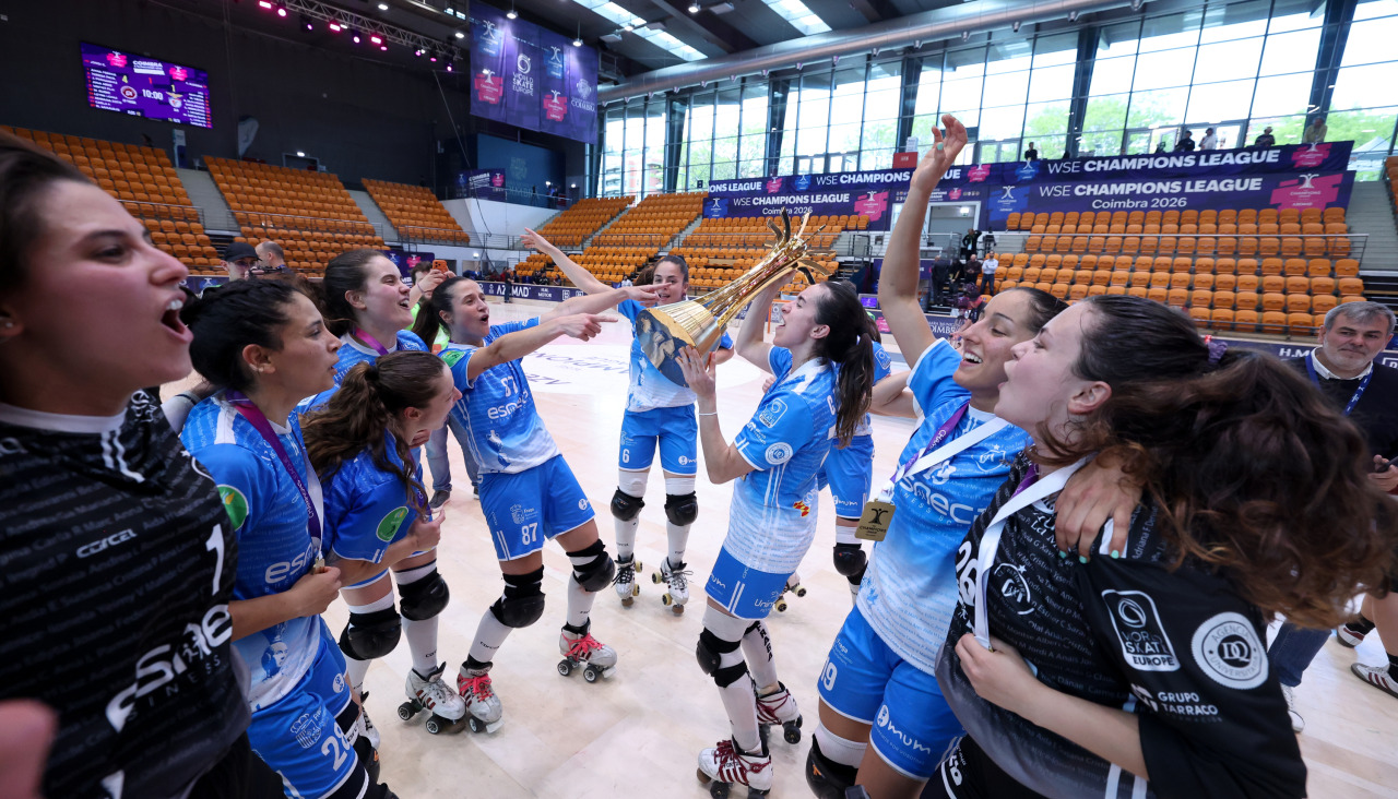 María Sanjurjo celebra la Champions con sus compañeras del Fraga