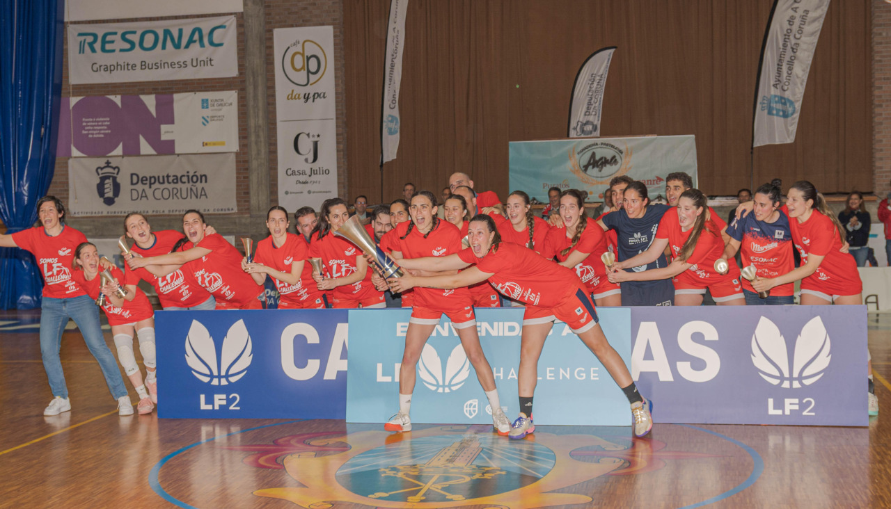 Eugenia Filgueira y Andrea Pérez, únicas supervivientes del Maristas que debutó en la LF2, a punto de levantar la copa de campeonas