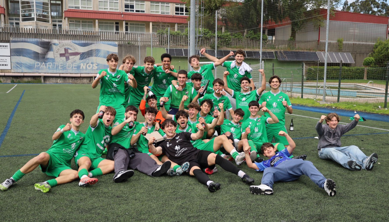 Los jugadores del Ural celebran el ascenso a División de Honor Juvenil