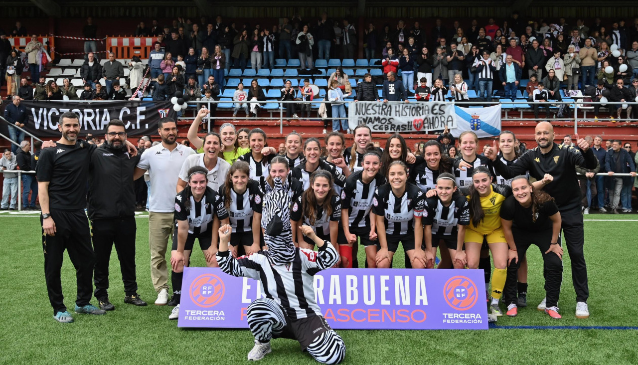 Plantilla y cuerpo técnico inmortalizan el momento del ascenso