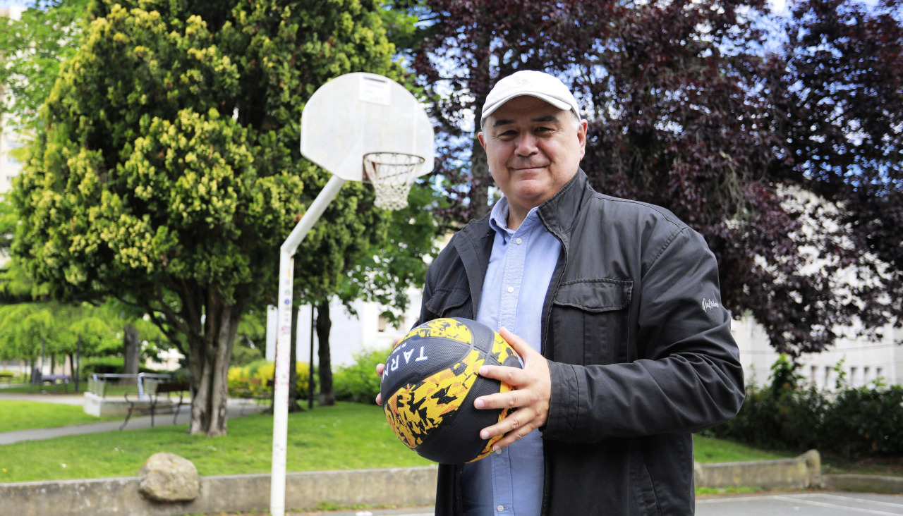 Julio Flores, expresidente del Básquet Coruña, posa ante una de las canastas del Parque Europa
