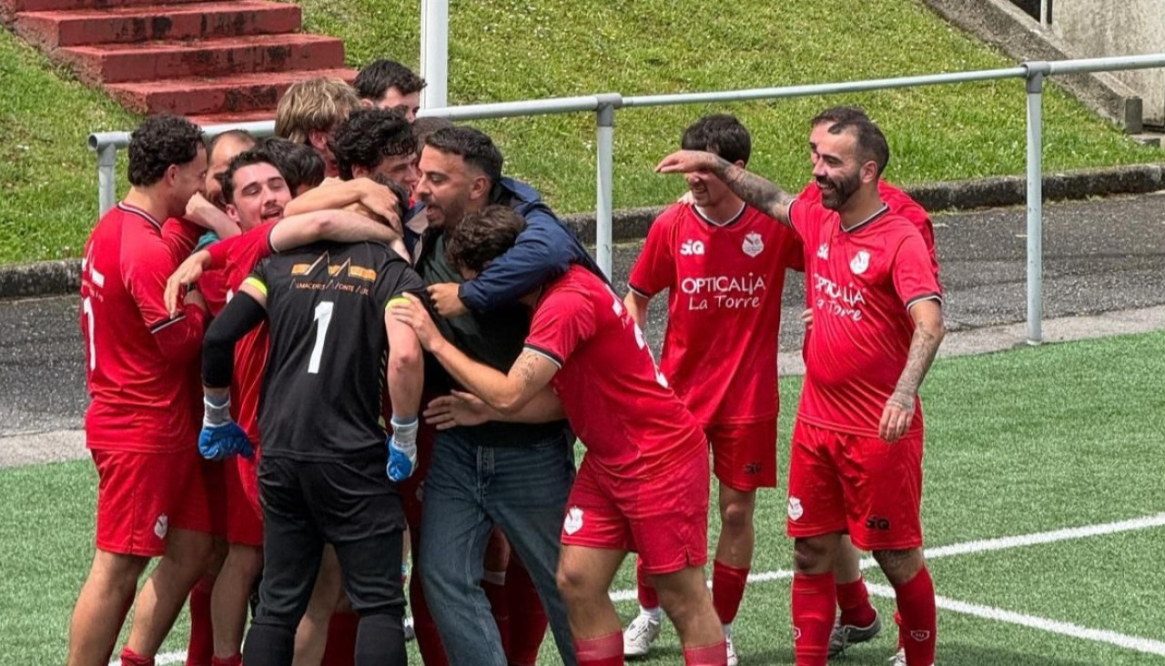 Los jugadores del Marte celebran el gol de Mateo