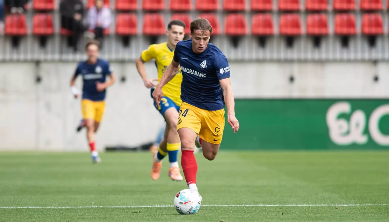 Theo Le Normand conduce el balón en el Andorra-Las Palmas