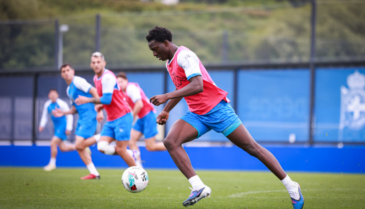 Dipanda conduce el balón en un entrenamiento con el primer equipo