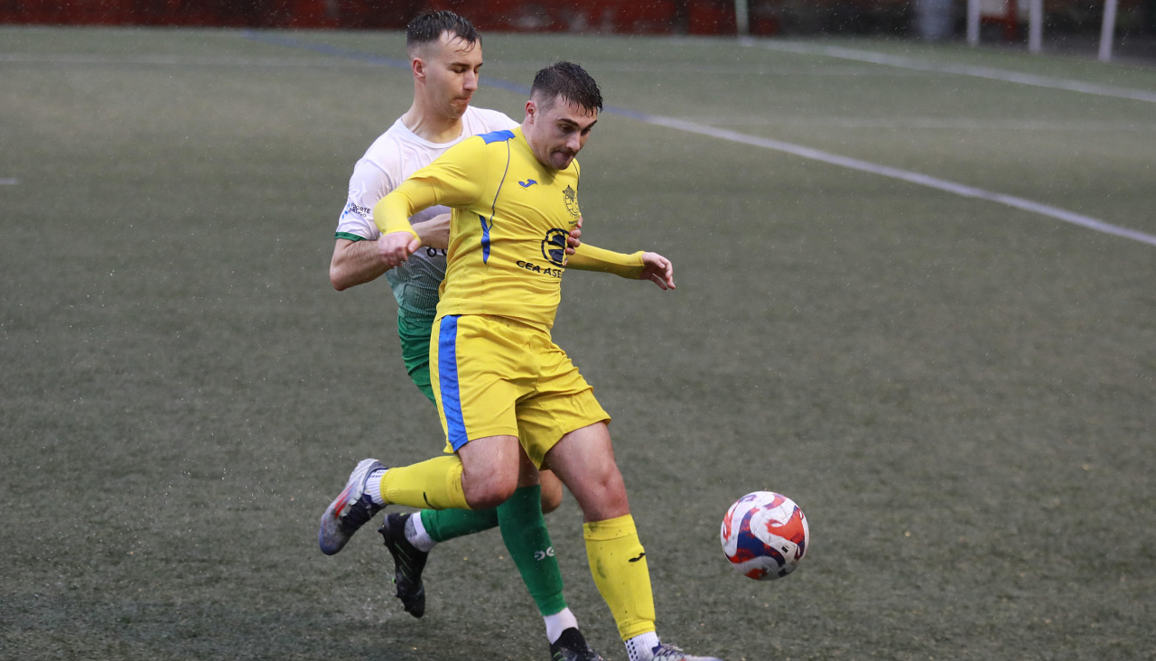 Un jugador del Maravillas protege el balón durante el partido ante el Ciudad Jardín
