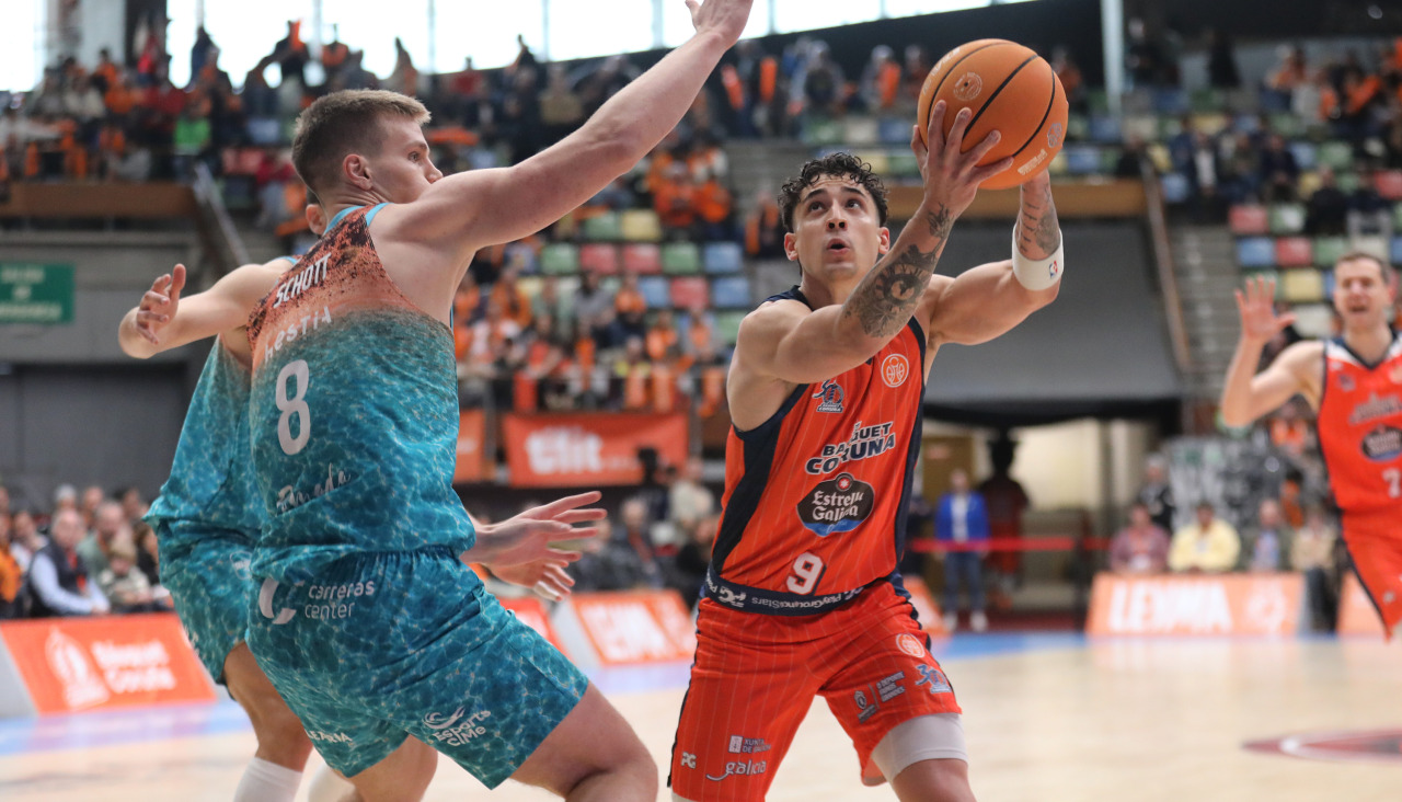 Primer partido de playoff entre Básquet Coruña y Menorca
