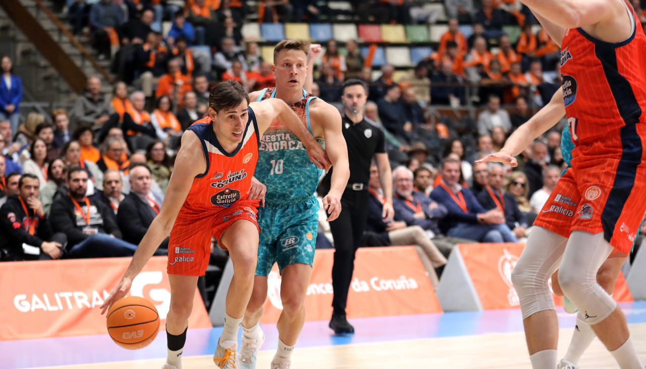 Primer partido de playoff entre Básquet Coruña y Menorca