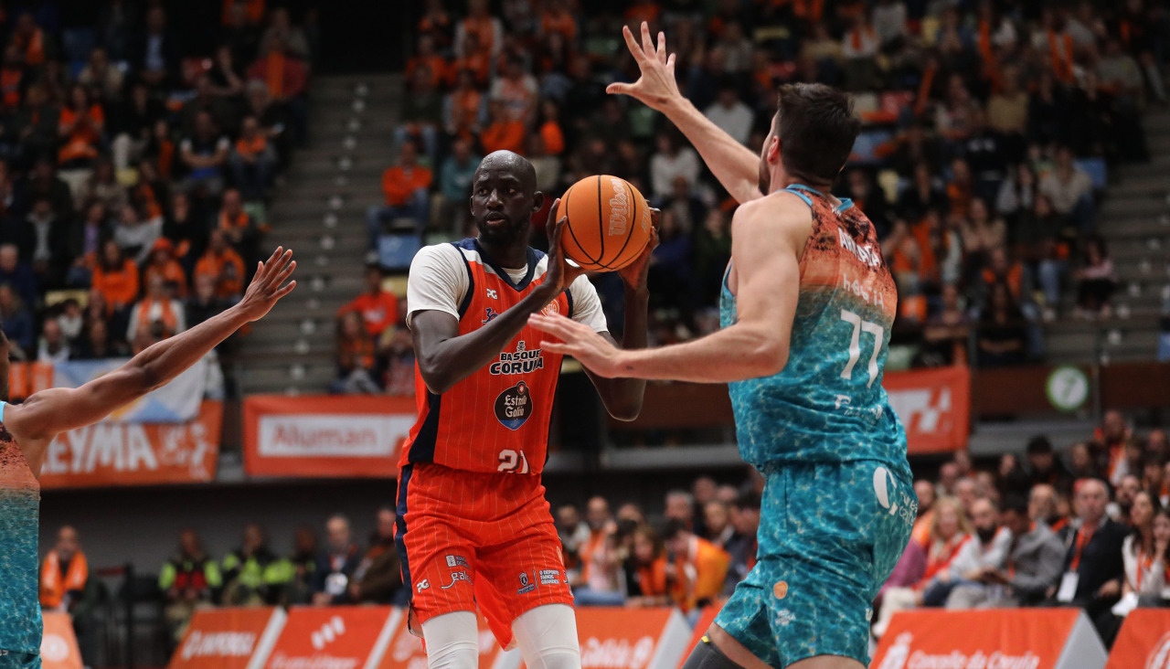 Víctor Arteaga trata de defender a Ily Diop durante el primer partido de la serie entre Leyma y Menorca