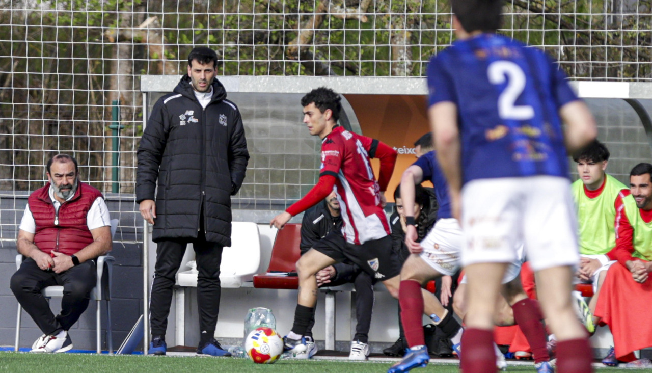 Jota, atacante del Arteixo, conduce el balón bajo la mirada de Manuti, técnico del Estradense, en el partido disputado por ambos equipos hace mes y medio