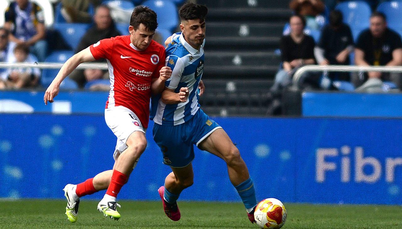 Manu Núñez trata de robar el balón a Quique Teijo en el Fabril-UD Ourense del pasado 12 de abril disputado en el Estadio de Riazor