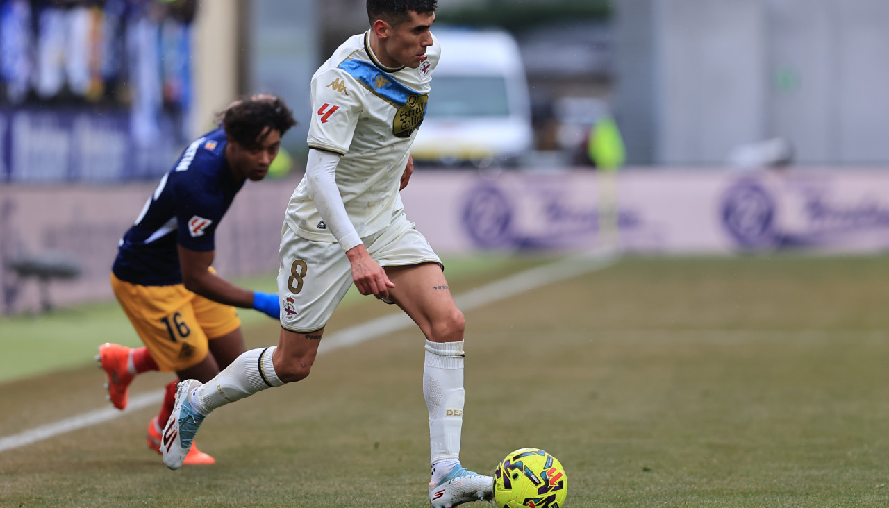 Villares avanza con la pelota en el partido entre Andorra y Deportivo