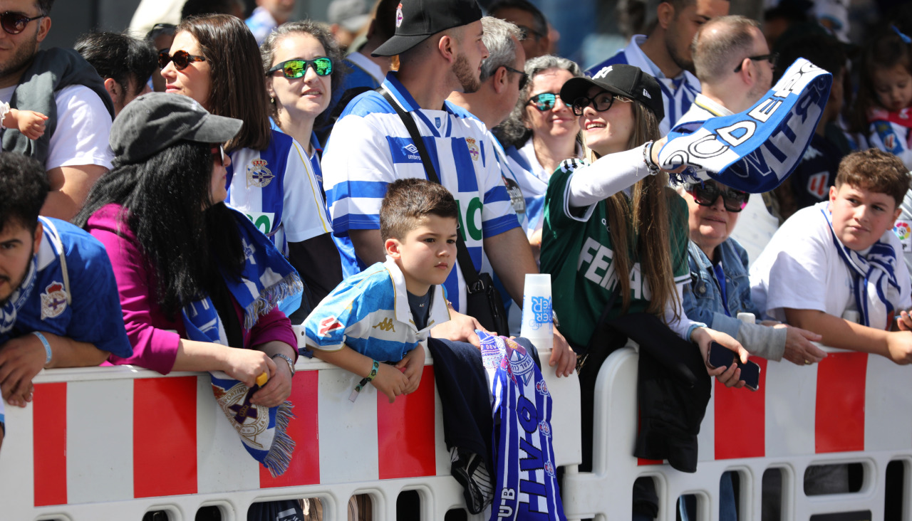 La afición del Dépor se citó en Riazor horas antes del encuentro ante el Andorra para recibir al equipo