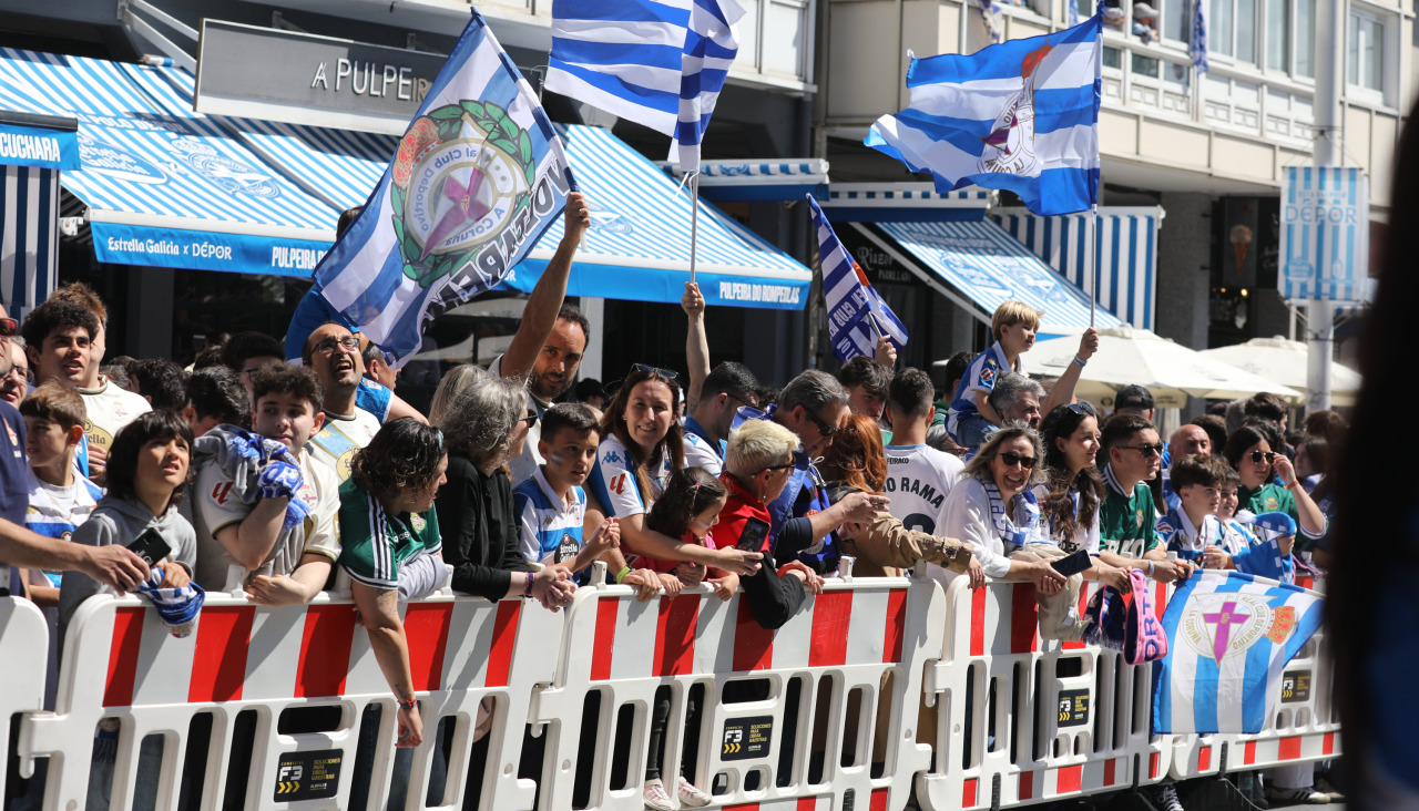 La afición del Dépor se citó en Riazor horas antes del encuentro ante el Andorra para recibir al equipo