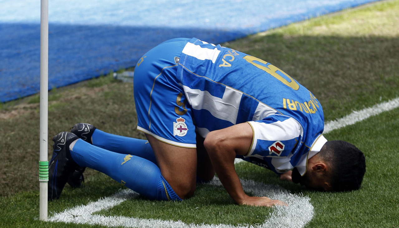 Eddahchouri besa el césped de Riazor tras culminar la remontada ante el Andorra