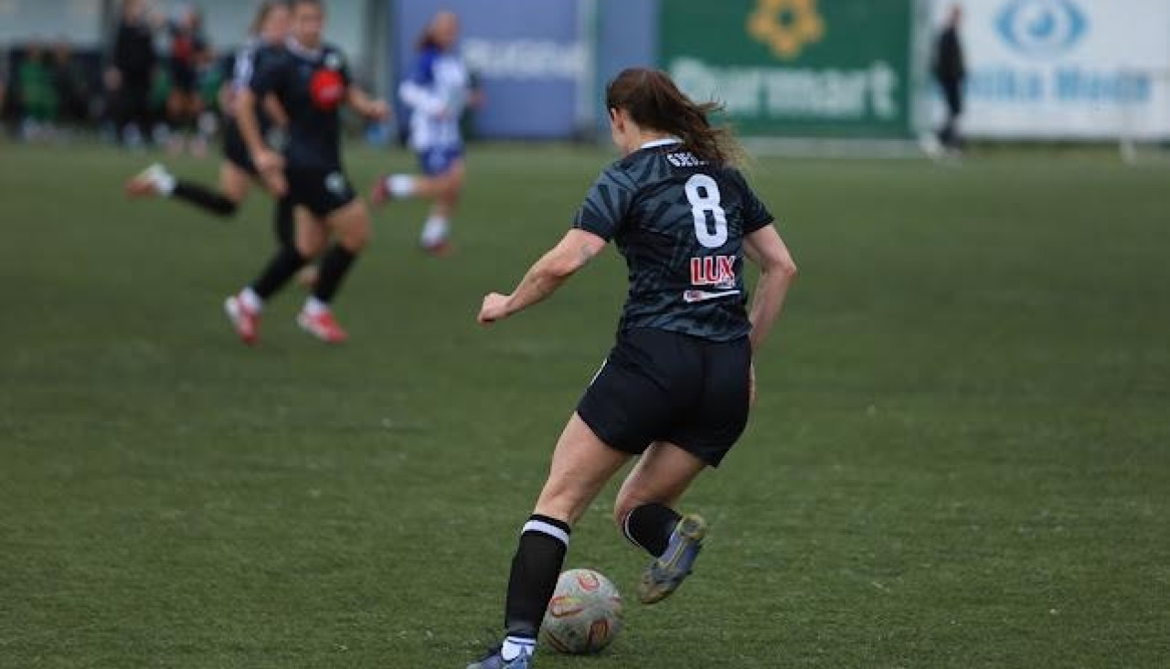 Ambra en un partido con el Mitrovica