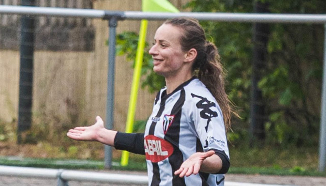 Ambra celebra un gol de esta temporada con el Victoria