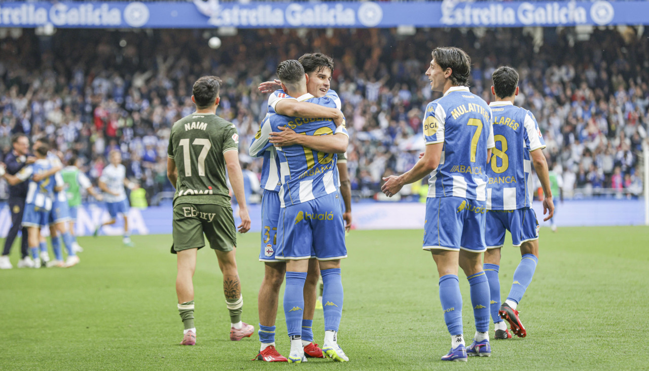Noé Carrillo se abraza a Escudero, con Mulattieri felicitándole tras el gol ante el Leganés
