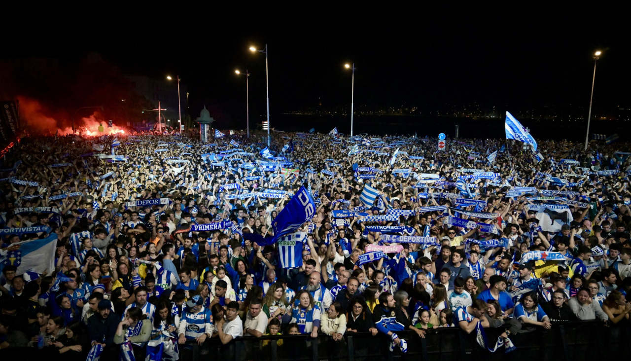 Aficionados del Deportivo en la explanada del Palacio de los Deportes