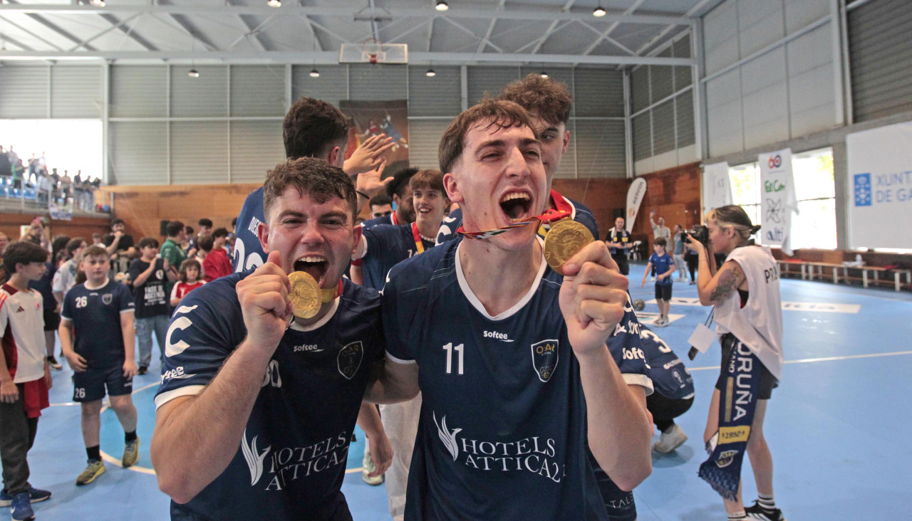 Pepe Mora y Juan Pereira con sus medallas tras el ascenso a DH Plata
