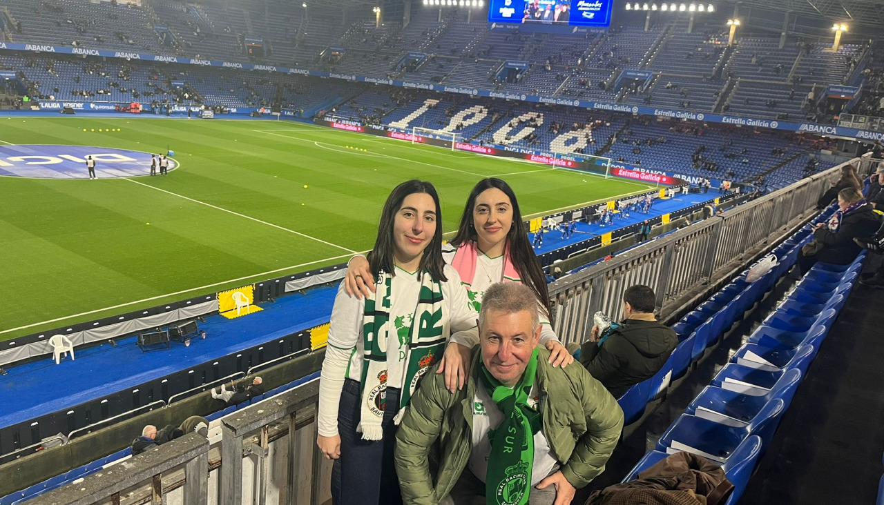 Bárbara, con bufanda rosa, junto a su hermana y su padre en una visita a Riazor para ver a su Racing