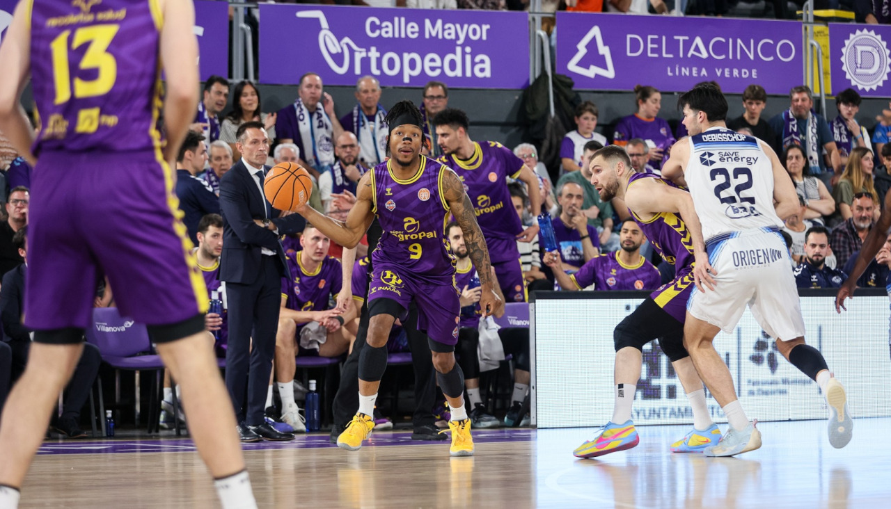 Imagen de uno de los partidos del cruce de cuartos de final entre el Palencia y el Fuenlabrada