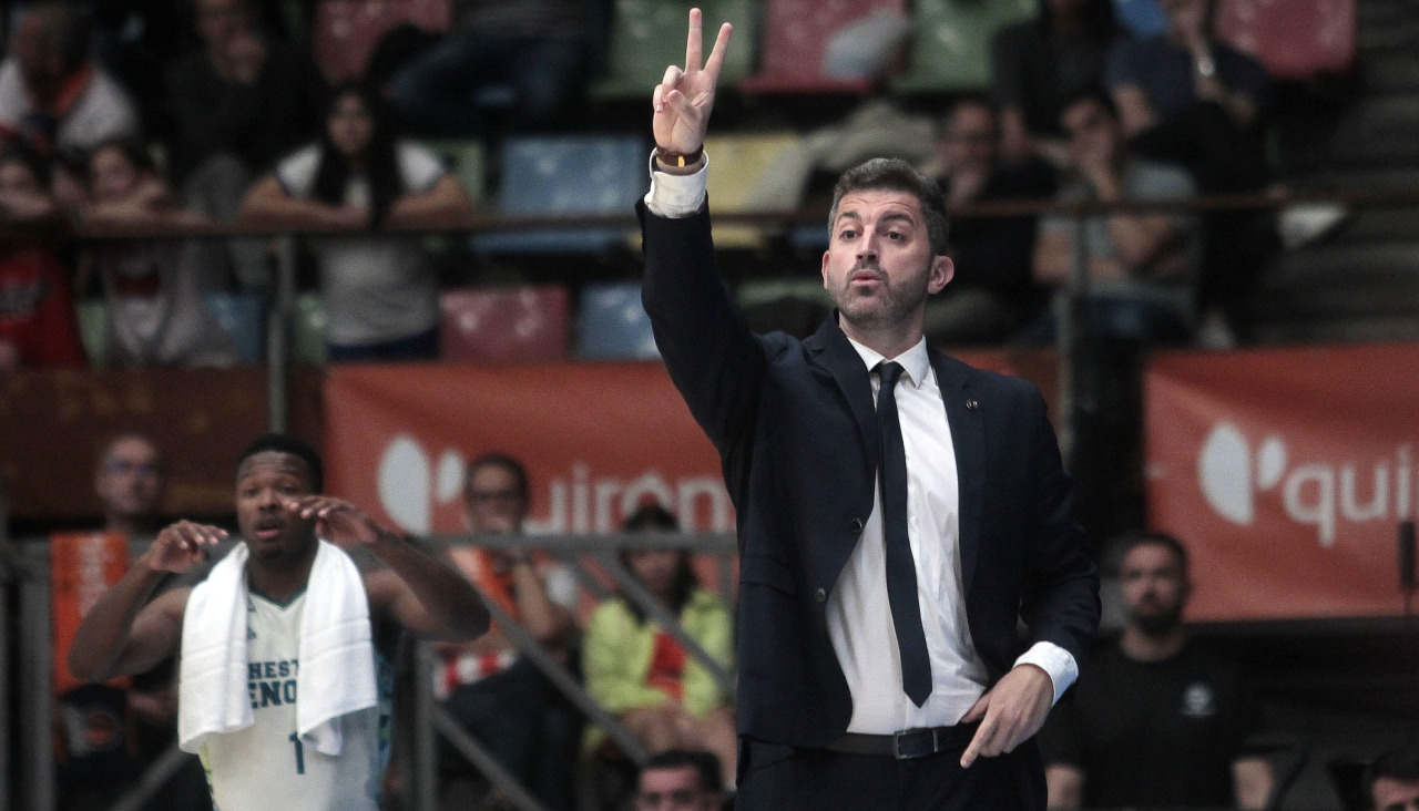 Javi Zamora gesticula durante un partido contra el Básquet Coruña