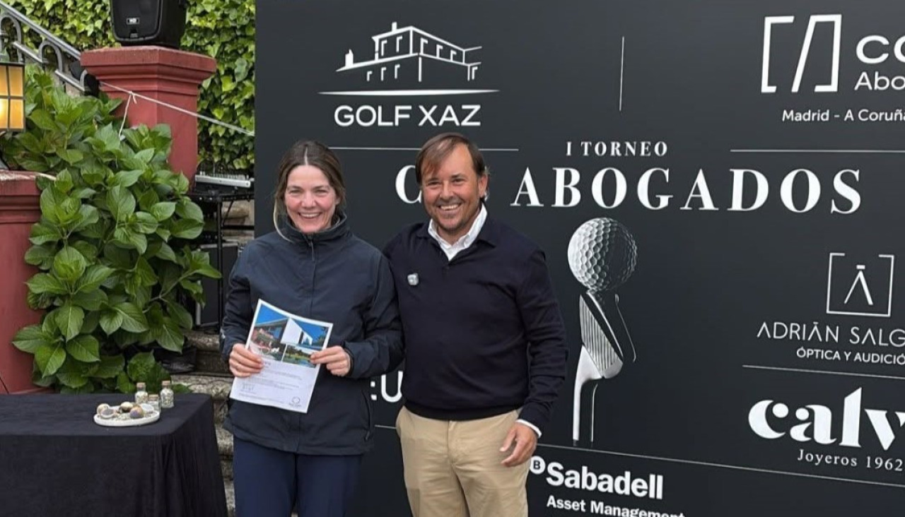 Una de las ganadoras del I Torneo de Golf CCS Abogados