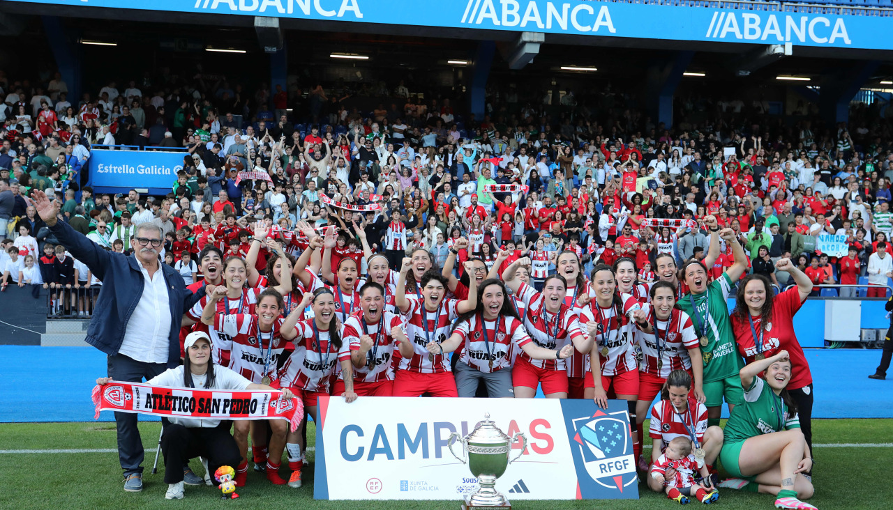El Atlético San Pedro celebra el título con su afición