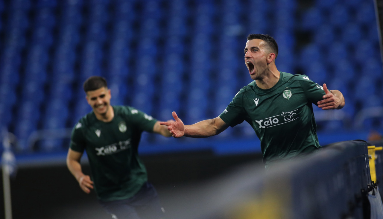 Denis López celebra su gol en la final de la Copa de A Coruña disputada por San Tirso y Paiosaco