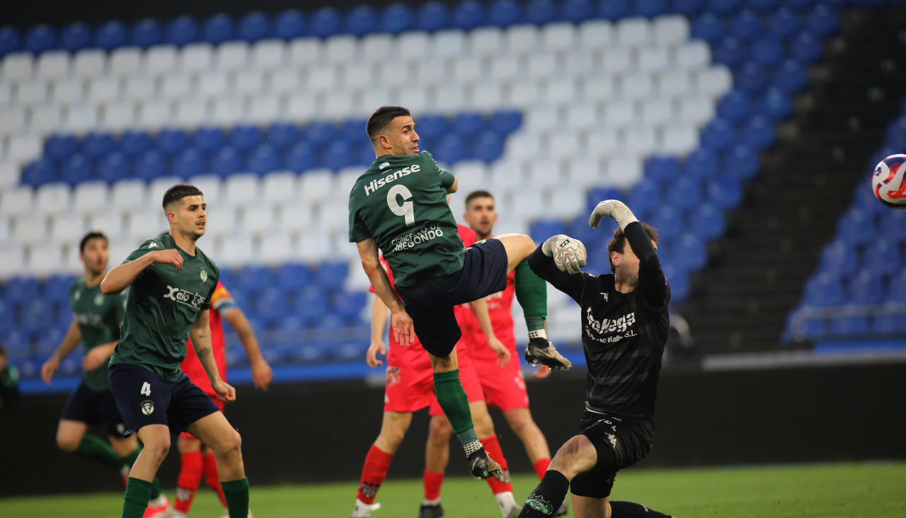 Denis marcó el gol de la victoria para el San Tirso